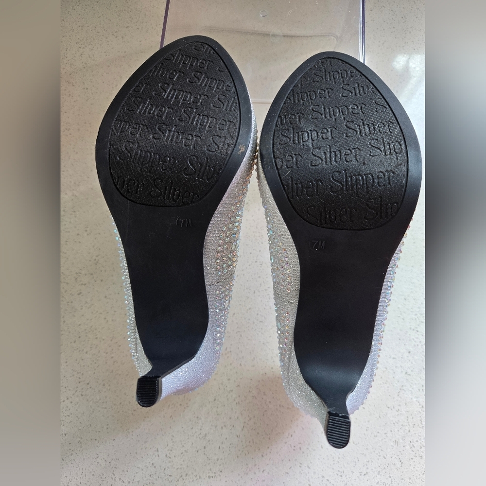 NWT Silver Slipper Rhinestone Stiletto Heels Size 7 - Picture 5 of 6